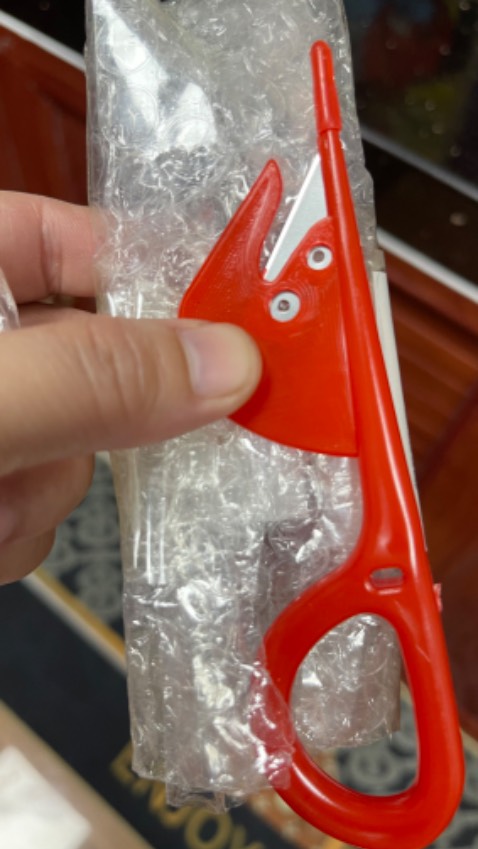 Cầm chắc tay, nhẹ, chưa sử dụng ko biết bén ra sao. Gói cẩn thận