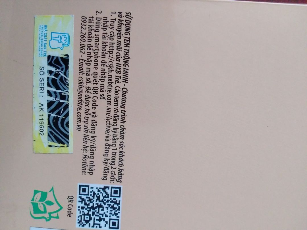 vừa về là mình khui ra ngay mình có đặt một cuốn là mắt biếc và cuốn này khui ra thì cuốn mắt biếc vẫn còn nguyễn seal cuốn thì ôi nó dơ lắm cái đấy là mình đã chùi bớt một chút rồi đấy còn không có seal nx nếu ko có seal thì thôi mình cx ko bt là cuốn đó có seal hay ko ở ngoài sau thì giống như ảnh thứ 2 vậy đó nếu ai muốn video thì có thể nhắn mình để mình hửi video unbox hàng và mình muốn đổi cuốn này mới hơn đây là lần đầu mình mua hàng ở tiki cũng như fahasa mong shop có thể đổi hàng giúp mình ạ