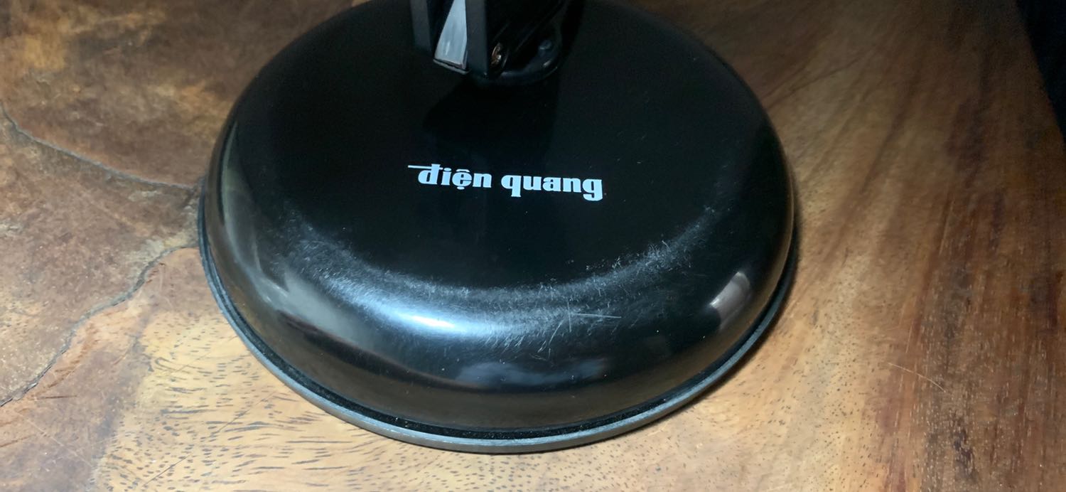 Thấy mọi người nói sản phẩm ko được tốt nhưng do tin tưởng tiki đặt thử coi lỡ mình hên. Ai ngờ đâu bị tình trạng y mọi người . Đế đèn trầy thấy quá trời, như hàng cũ tồn kho vậy. Còn thân đèn với đế rời nhau ko có gì để cố định. Gắn thân vô đế mà nhắc đèn lên là thân đi đường thân, đế đi đường đế. Riếc rồi tiki làm ăn chán quá . Cực kỳ thất vọng