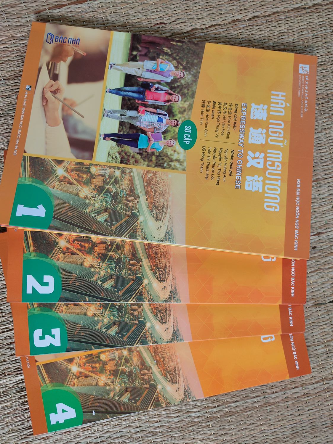 Giao hàng đúng tiến độ. Sách nhận được k bị trầy xước gì hết. Giấy đẹp, chữ in rõ ràng sắc nét. Nghe nói giáo trình bộ này hay và dễ hiểu nên mình đặt về học. Còn có bị lỗi gì hay k thì mai mốt học mới biết đc.. :3