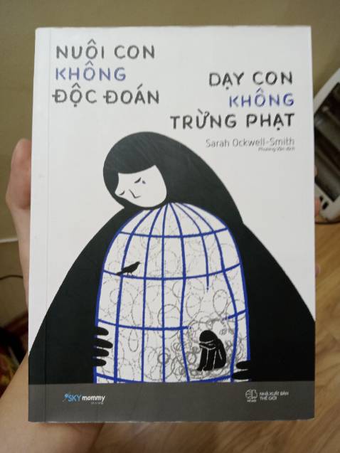 Nội dung cuôn sách nói về "Kỷ luật mềm". Tác giả cho rằng xã hội ngày nay vẫn còn quá bảo thủ trong cách nuôi dạy con cái. Các bậc cha mẹ vẫn thường cho rằng nếu không trừng phạt đứa trẻ vì những sai lầm nhỏ của con thì đứa trẻ sẽ dần trở nên hư đốn. Nhưng chung quy mục đích cuối cùng của "Kỷ luật" là "Giáo dục", tức bố mẹ muốn giúp con học được bài học gì đó. Nếu bạn không biết mình kỷ luật con vì điều gì thì tốt nhất là không làm gì cả. Hãy luôn "Tôn trọng, đồng cảm và hướng dẫn" con, chấp nhận cả những điều chưa tốt ở con, bởi vì không có ai là hoàn hảo. Liệu chúng ta có nên trừng phạt con bởi con chỉ là một đứa trẻ?
Một cuốn sách rất hay và hữu ích. Xin cảm ơn tác giả và nhà sách tiki.