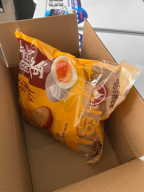 Có vấn đề với nhà bán hàng khi liên tục giao thiếu sản phẩm cho khách. Combo 3 túi bánh quy trứng muối 500gr giá 199k mà giao có 1 túi thế là thế nào, còn 1 túi nữa đâu???! Hộp này đóng gói thế nào mà nhét đc 2 túi đây???!!!