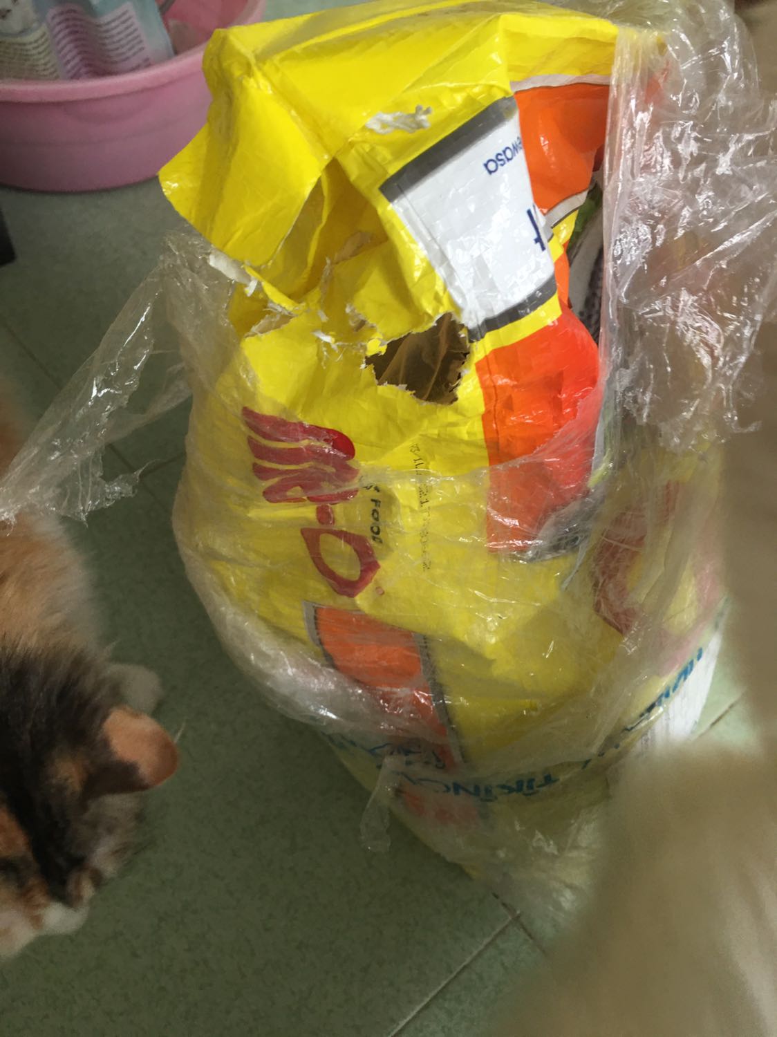 Tiki giao hàng đã bị chuột đục lỗ gọi điện lên thì bảo email để đến thu hồi hàng, email xong thì bảo gửi thêm hình, gửi hình xong thì bảo chờ có người đến lấy nhưng chờ cả chục ngày rồi ko ai liên lạc để lấy hàng đổi. Làm ăn chán quá Tiki giao hàng đã bị chuột đục lỗ gọi điện lên thì bảo email để đến thu hồi hàng, email xong thì bảo gửi thêm hình, gửi hình xong thì bảo chờ có người đến lấy nhưng chờ cả chục ngày rồi ko ai liên lạc để lấy hàng đổi. Làm ăn chán quá