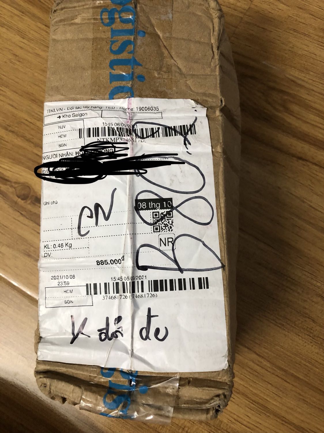 Giao hàng lâu lắm luôn. Đặt 7/9 mà tới hnay 24/10 mình mới nhận được.
Hộp trong hộp ngoài móp méo hết. May gói kỹ nên bên trong không sao.
Còn về sản phẩm chưa dùng nên chưa đánh giá được. Nghe nói sp rất lành tính, là hợp với da mình.
Shop tư vấn nhiệt tình.