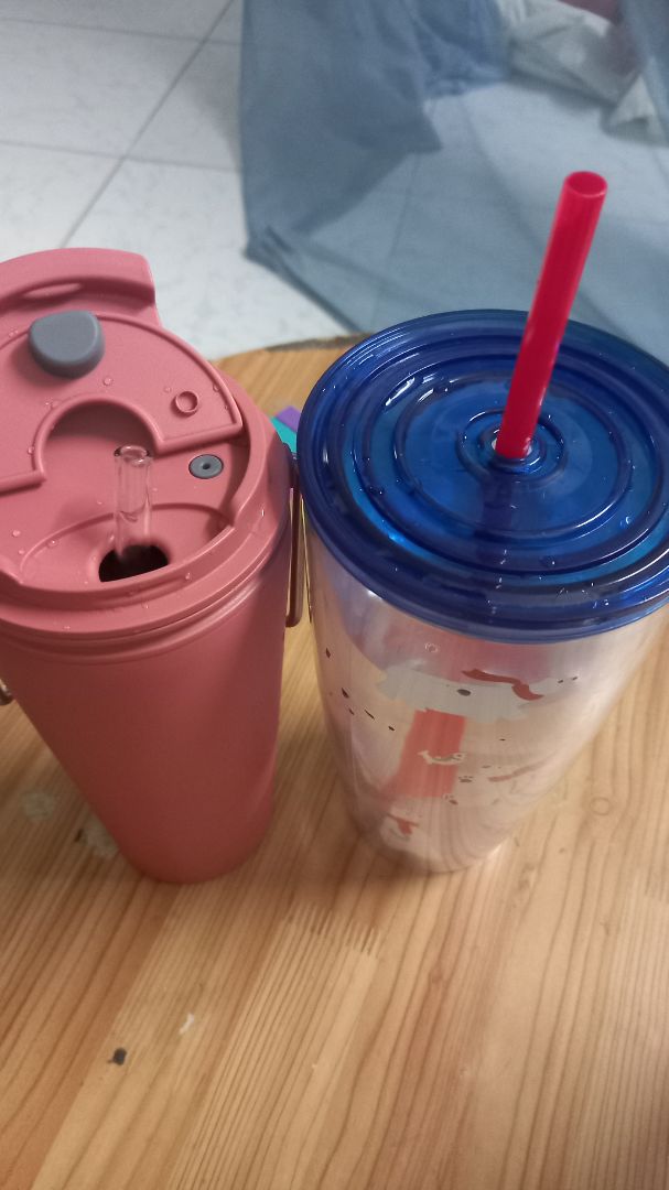 quá xinh ly, bự, không bị chảy nước bên ngoài khi để lạnh, giữ đá lạnh lâu nếu đậy nắp kín và đá đầy, khoảng 3 đến 4 tiếng quá xinh ly, bự, không bị chảy nước bên ngoài khi để lạnh, giữ đá lạnh lâu nếu đậy nắp kín và đá đầy, khoảng 3 đến 4 tiếng