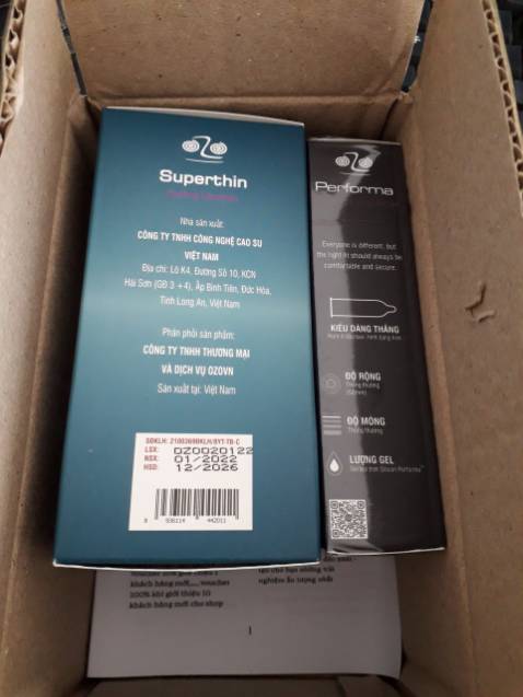 Mua 2 sản phẩm của shop luôn 1 hộp đen, 1 xanh. Thấy sản phẩm mỏng quá trời mỏng luôn, chắc phải như ông 002 của sagami đấy. DÙng thích lắm luôn giá lại kinh tế quá trời. Shop tâm lí che tên sp quá tinh tế luôn 20 sao nhé Mua 2 sản phẩm của shop luôn 1 hộp đen, 1 xanh. Thấy sản phẩm mỏng quá trời mỏng luôn, chắc phải như ông 002 của sagami đấy. DÙng thích lắm luôn giá lại kinh tế quá trời. Shop tâm lí che tên sp quá tinh tế luôn 20 sao nhé