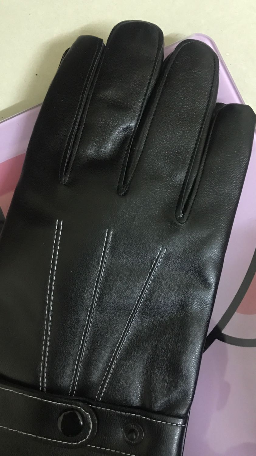 Găng tay da mềm. Bên trong có lớp lót mềm đeo thích ghê. Da chất hàng ok khỏi chê. Hàng mua trên tiki thấy chọn lọc hơn ít lỗi hơn các sàn khác. Càng mua càng thấy tin tưởng hơn. Ah sản phẩm vuốt điện thoại cảm ứng quá nuột luôn nữa ấy. Sẽ tiếp tục ủng hộ shop nếu có nhu cầu. Cảm ơn shop.