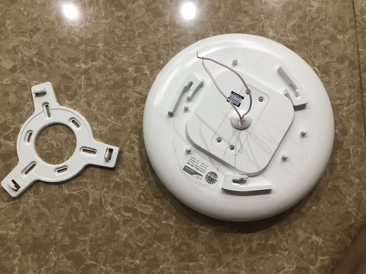 Giao hàng đúng thời gian, mẫu mã đẹp, chắc chắn, đóng gói ok, chất lượng thì phải dùng một thời gian thì mới có thể kiểm chứng.
Một điểm trừ lớn cho thiết kế chưa hợp lý:
1. Đèn phù hợp lắp đặt ở các trần thạch cao, etc vì có thể khoét lỗ thoát dây.
2. Khi lắp trần bê tông thì rất khó khăn cho việc lắp đặt vì chỗ nối dây bị lồi ra cấn không lắp được!