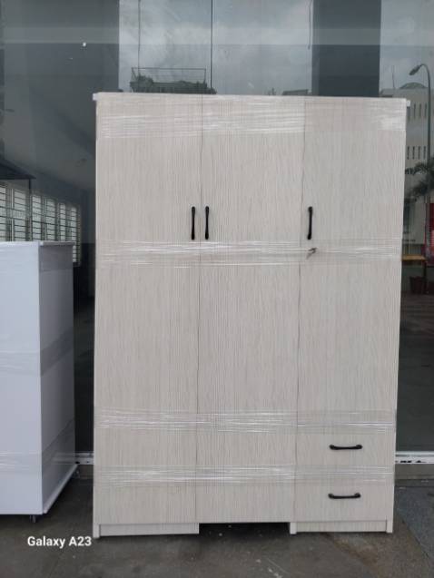 tủ nhận được không giống ảnh trên Tiki, cạnh trên và cạnh dưới tủ rất xấu, không phải là miếng nhựa dày chắc chắn như trong ảnh