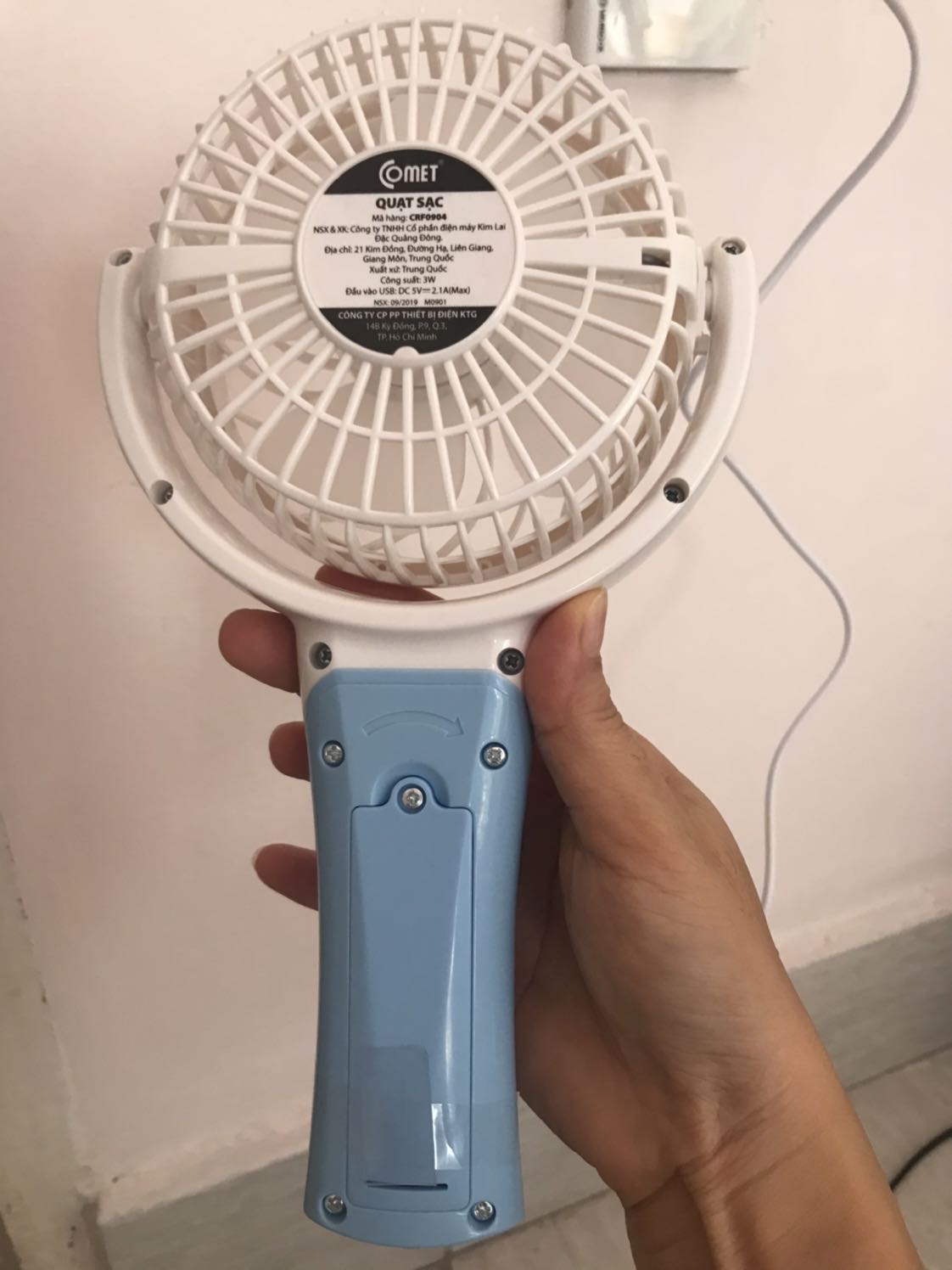 Mình mới nhận quạt này vào t2 25/5
Nay mới mở hàng và sạc pin thấy đèn báo lúc nào cũng màu xanh chứ k phải đỏ hay vàng. Đã sạc # 4h rồi nhưng quạt chỉ hoạt động khi có cắm điện, còn rút dây điện thì quạt k hoạt động. Đề nghị Tiki hỗ trợ đổi hàng dùm mình. Cám ơn.