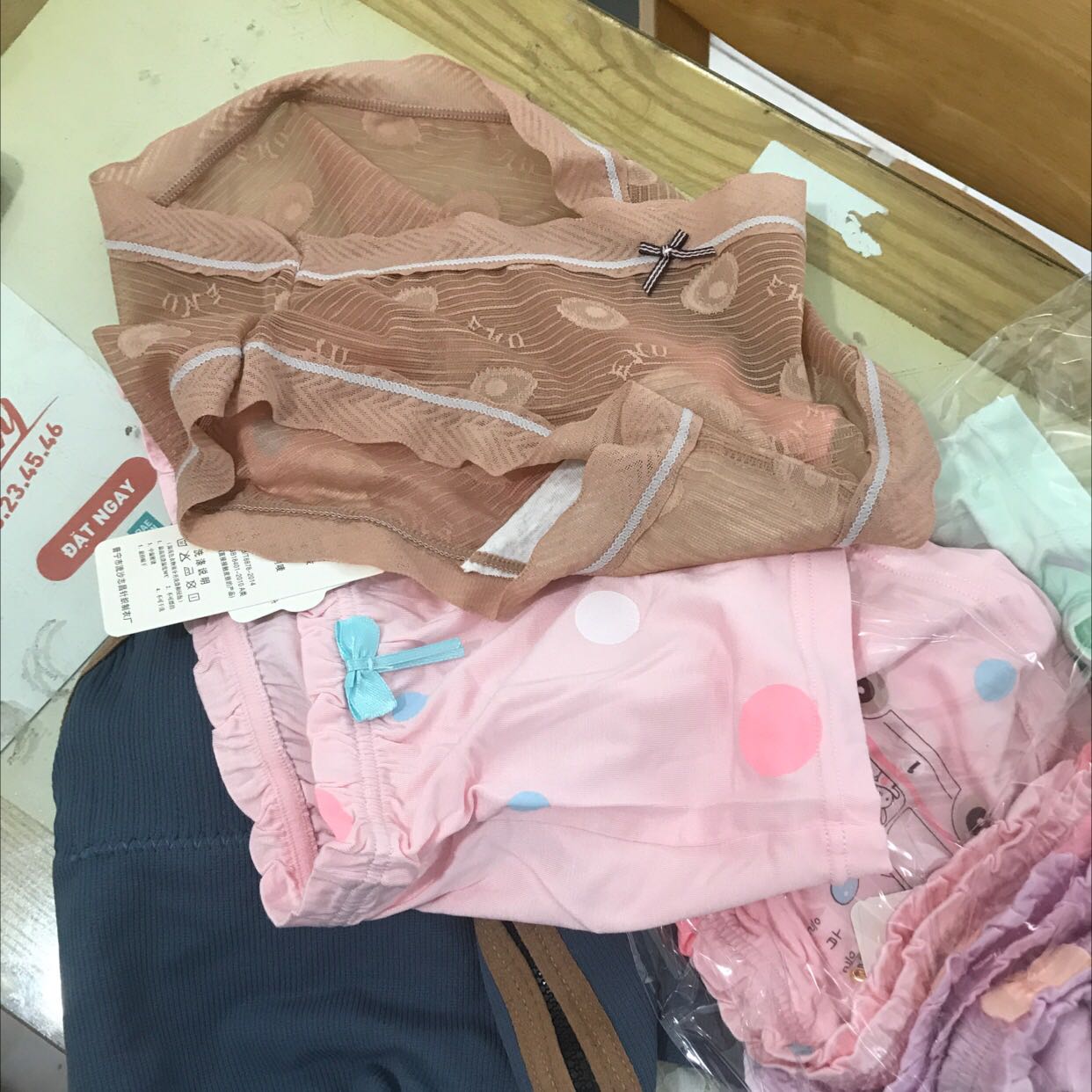 Mua cả quần cả áo, mà quần lót em bé oke . Áo lót thì chất vải, mẫu thật quá xấu