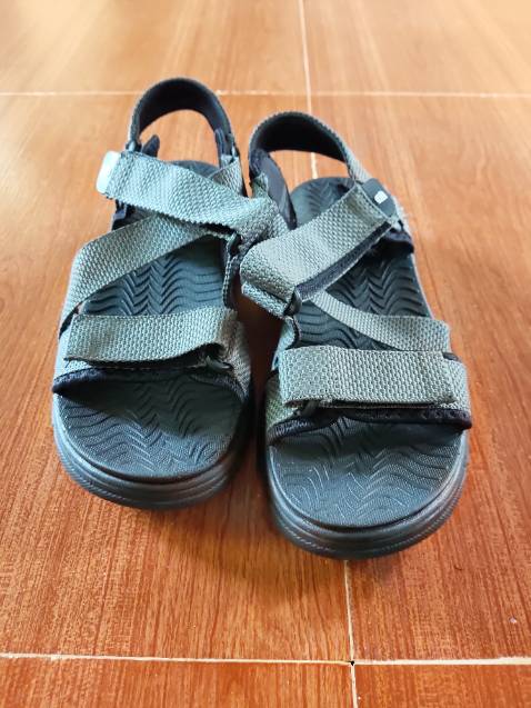 Giày nhẹ đi khá thoải mái, hình thức đẹp. Có điều quai chéo dùng keo dán nhìn hơi thô và không có cảm giác chắc chắn.