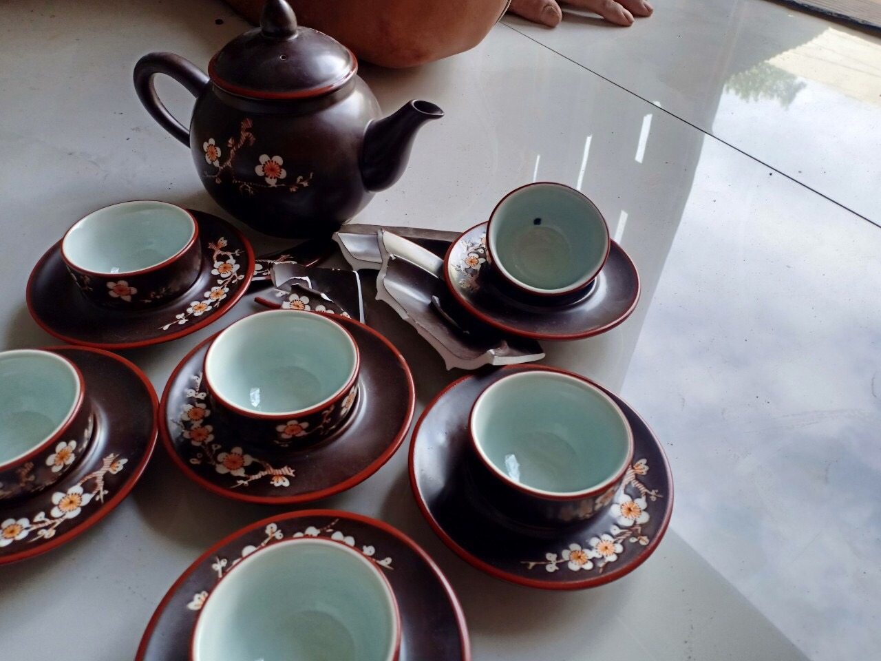 GIAO HÀNG BỊ BỂ XONG RỒI CÓ LY CÒN BỊ DƠ, ĐÓNG GÓI SƠ XÀI
QUY TRÌNH TIẾN HÀNH ĐỔI TRẢ HÀNG THÌ LÂU LẮC, 
BÓ TAY TIKI LUÔN.