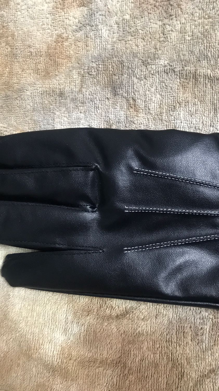 Găng tay mềm, co giãn tốt, đường may tỉ mỉ chắc chắn. Lớp da bóng đẹp mềm mại nữa. Lớp lót nỉ lông ở bên trong khi đeo cho cảm giác dễ vừa tay và dễ chịu. Shop giao hàng nhanh hai ngày là lấy được sản phẩm rồi. Uy tín, ủng hộ shop