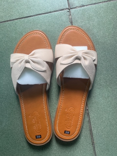 Em chân, chất liệu mềm nhưng size dép có vẻ nhỏ, khuyên mọi người có mua nên tăng lên 1 size. Q