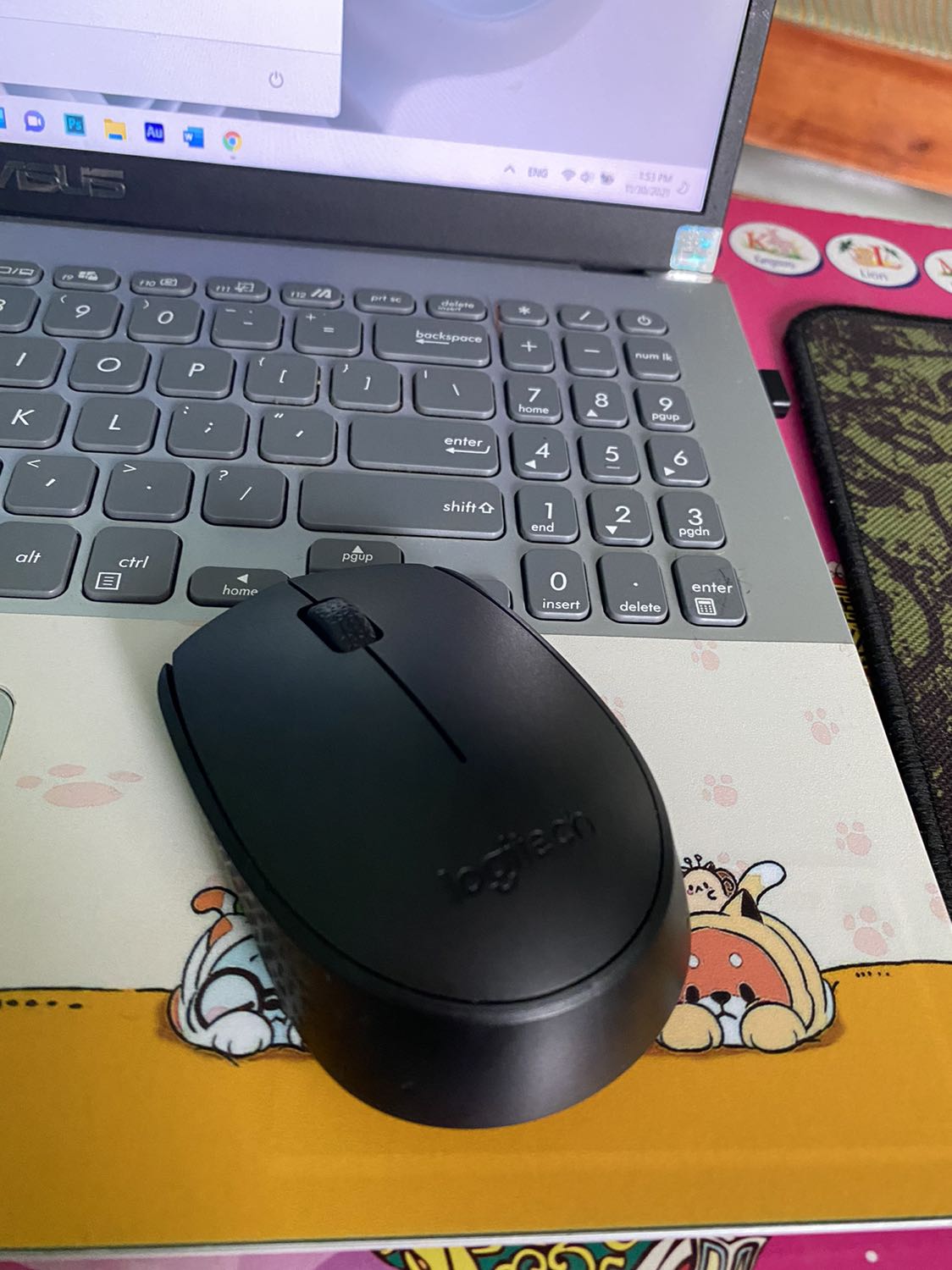 Hàng điện tử thì cứ mua TikiTrading là yên tâm. Chuột nhạy, thiết kế nhỏ thon gọn, cầm nắm hơi bị cứng tay, chuột này chắc hợp với ai tay nhỏ, tay con gái.  Chuột chính hãng vì tương thích với phần mềm của hãng Logitech Options(phần mềm điều chỉnh tốc độ chuột hay các tuỳ chọn khác.)