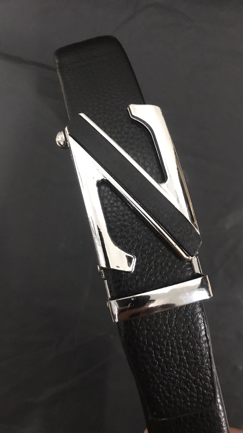 Mặt thắt lưng nhìn rất đơn giản nhưng nhận thì rất đẹp. Mặt rất thời trang, dễ phối đồ. Dây da rất dài và mềm. Mình phải cắt đi một đoạn đeo cho vừa. Dây may cũng khá là tỉ mỉ. Khoá tự động khỏi lo về việc bấm lỗ. Sản phẩm ok. Cảm ơn shop.