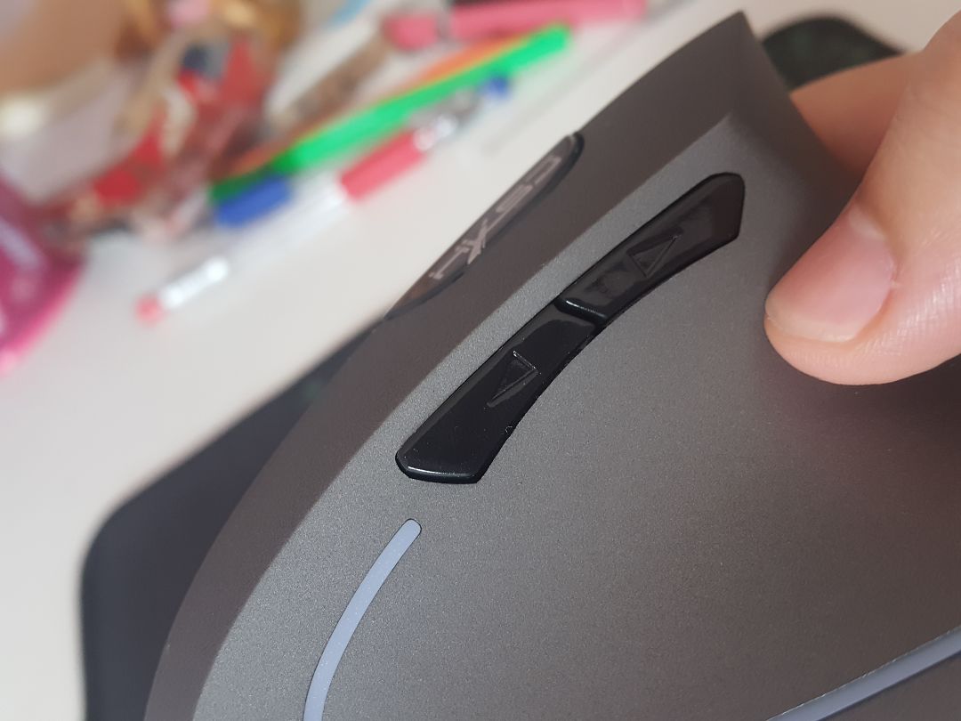 mình thấy chuột chạy ngon lắm, mấy bạn nên để dành thêm chút tiền để mua dòng 349k sẽ có dây sạc trực tiếp với laptop. đỡ dùng pin ô nhiễm môi trường. mình thấy con kia trễ quá nên mua con này rồi. cám ơn shop và tiki giao hàng sớm hơn dự định tới 6 ngày lận ^^ đang đúng thời điểm cần gấp vì mình đau tay quá.