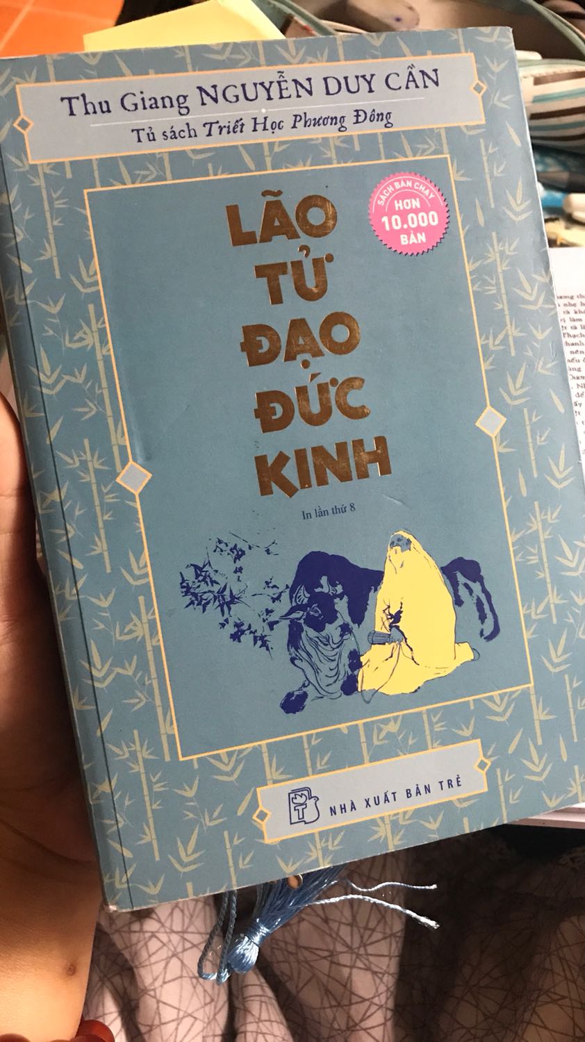 Đã mua , đọc xong.. mới viết nhận xét ạ.
Cháu k hiểu nhiều về tư tưởng Lão Tử, lối hành văn và giải nghĩa từ của tác giả Thu Giang. ( cháu vẫn đang cố gắng để tìm hiểu ạ) nên với cháu nhiều chỗ cháu k hiểu mặc dù đã được giải nghĩa :( . Nhưng đọc xong có 1 sự mở mang k hề nhẹ trong suy nghĩ của cháu. Mặc dù k hiểu nhiều nhưng cháu thấy nó thật sự ý nghĩa ạ.
Cháu cảm ơn.
