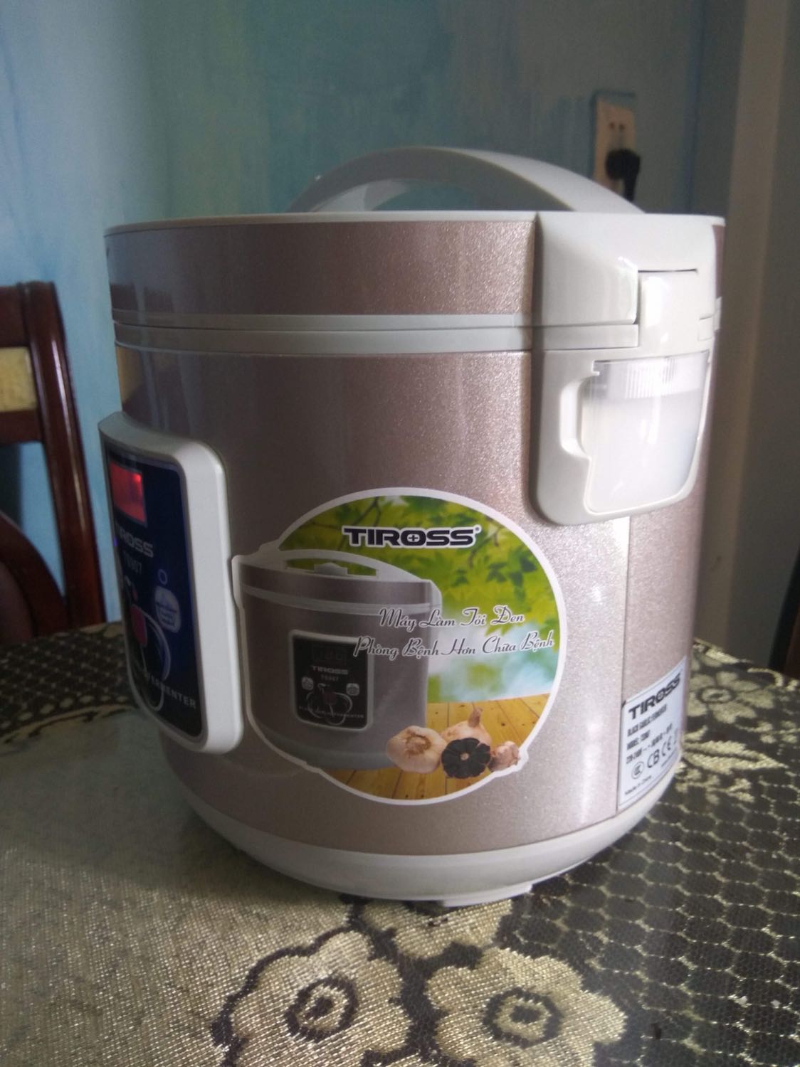 Nồi tỏi
- Đóng gói chắc chắn.
- Nồi có 2 hai chế nấu tỏi 1 nhánh và tỏi nhiều nhánh hoàn toàn tự động.
- Cách sự dụng đơn giản, nhanh gọn.
- Trong trường hợp mất điện dưới 5h thì quá trình vẫn được thực hiện tự động không cần cần chỉnh lại.
- Khay đựng tỏi 3 tầng dễ tháo rời để xếp tỏi cũng như vệ sinh.
- Không có chế độ sấy sau khi hoàn thiện quy trình ủ tỏi.
- Tỏi thành phầm cảm giác vẫn có thể hơi ướt.