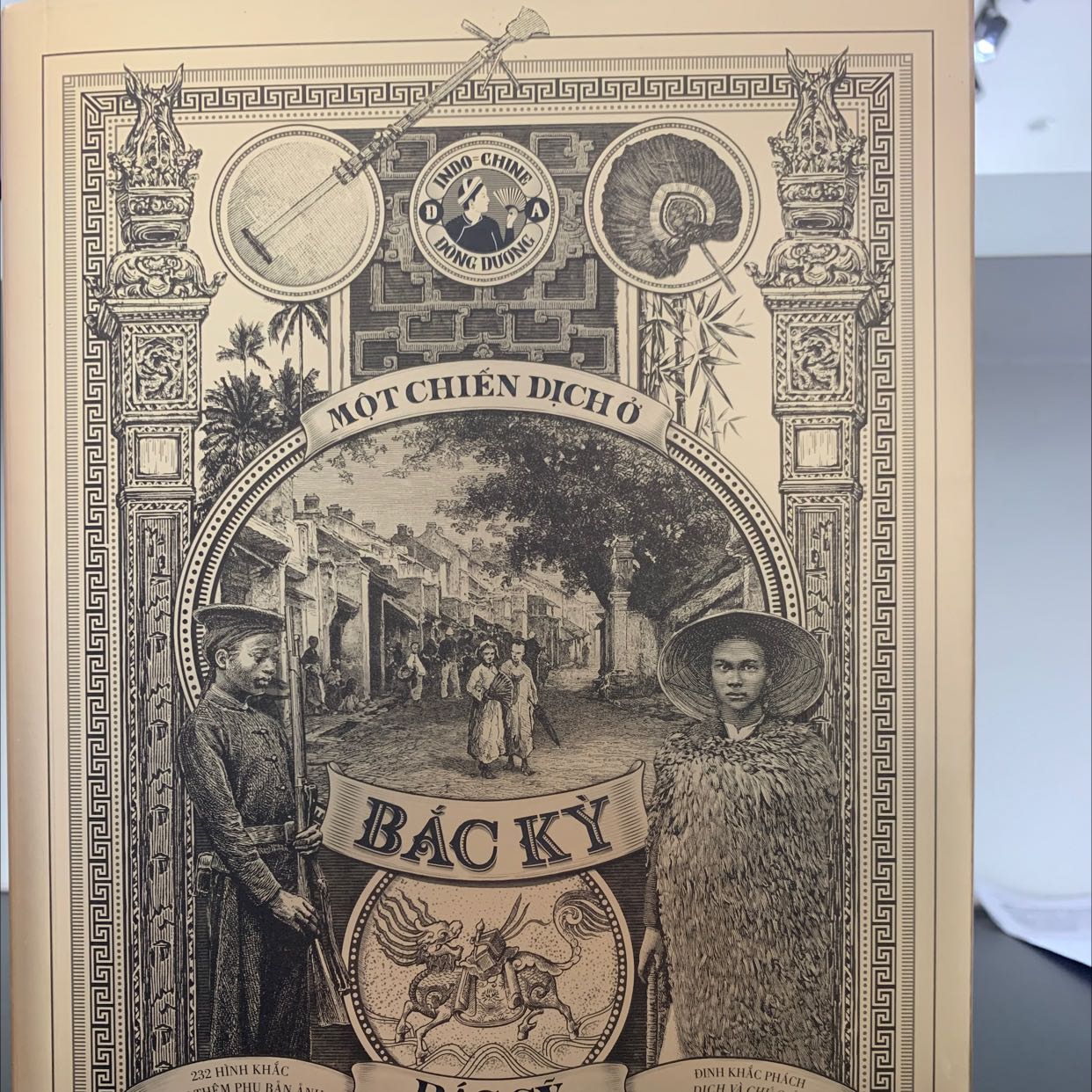 Sách quá đẹp, cầm quyển sách mà hạnh phúc quá trời. Sách rất hay, dành cho những bạn yêu thích lịch sử, muốn tìm hiểu đất nước và người dân thời xưa. Ngoài ra còn cho tranh vẽ và ảnh minh hoạ chân thực cho ta hình dung được cuốc sống của dân ta thời trước như thế nào. Chất lượng sách rất tốt rất đẹp và mình mua được với giá tuyệt vời 220k, mình hạnh phúc quá:))))))