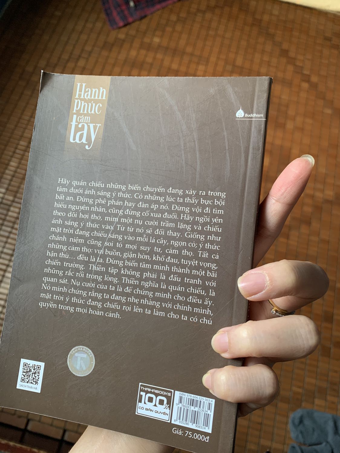 Lời đầu tiên cảm ơn Tiki vì dịch vụ nhanh nhưng mình hơi thất vọng.  vì Tiki ko có lớp chống sốc hay là đơn giản là lớp bao ni lông để sách nguyên vẹn và đẹp nhất khi đến tay khách hàng. Mình mua sách để tặng mà nhìn cuốn sách thật sự hơi buồn, lần đầu trải nghiệm ko tốt lắm, còn 3 cuốn đang chờ nhận mong là sách vẫn đep khi nhận.