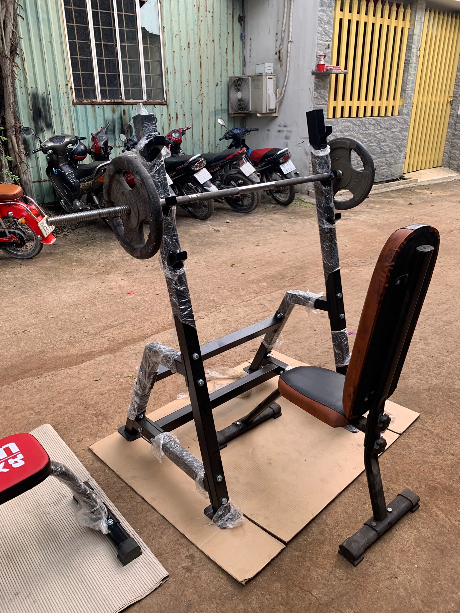 Tôi đã đặt mua và sử dụng sản phẩm, Cái khung này ổn nha anh em, kết hợp được nhiều loại ghế gym, giá cả hợp lý và shop trả lời tin nhắn rất nhanh. Xin cảm ơn shop, sẽ còn ủng hộ lâu dài