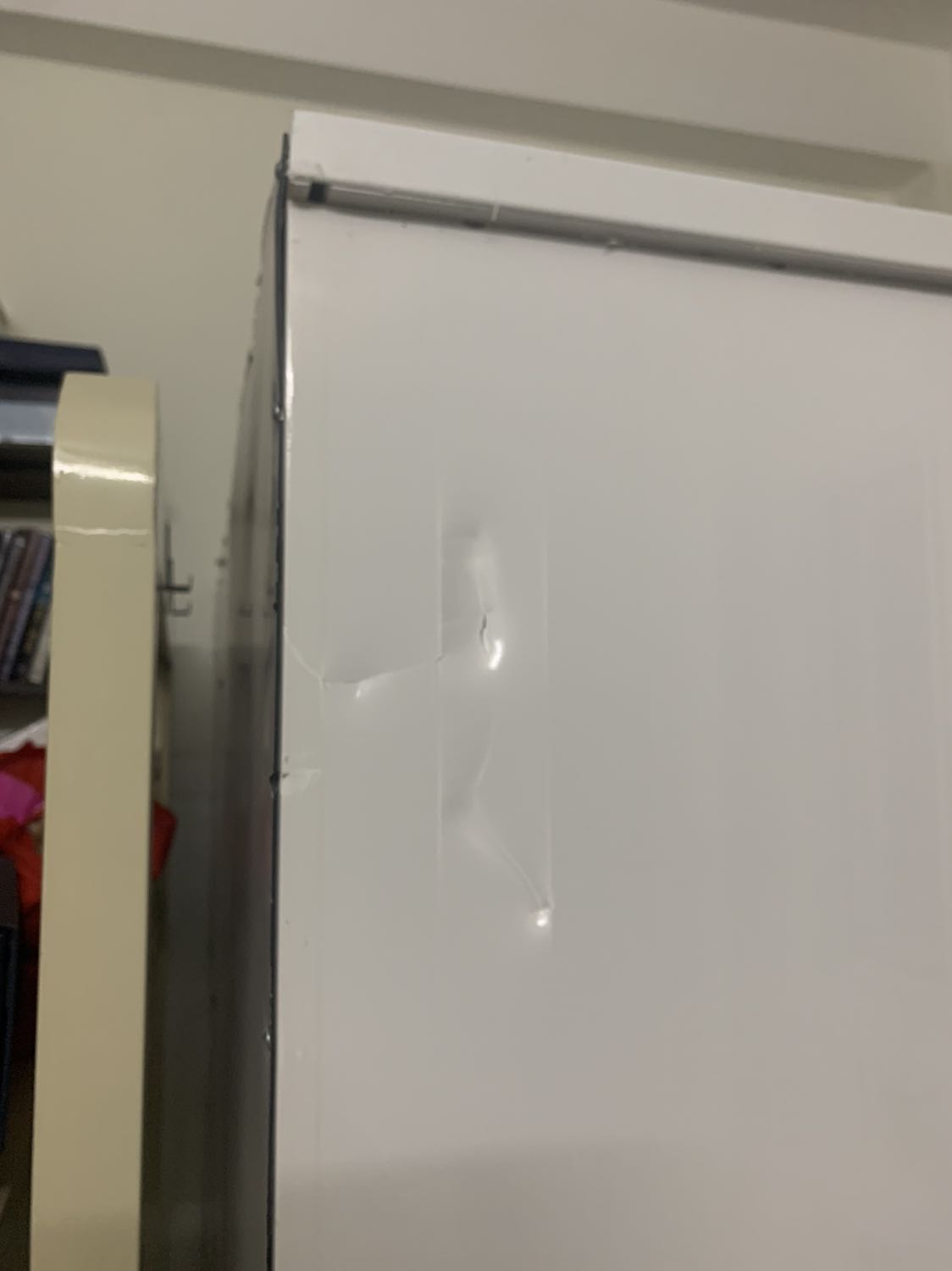 Tủ giao trễ hơn dự kiến 6 ngày, shop online mà nhắn tin hoài không trả lời. Mình đã báo huỷ đơn với Tiki nhưng không hiểu sao hôm nay Tiki vẫn giao, mình nghĩ thôi kệ nhận cũng được. Vì bên vận chuyển không khiêng lên tầng 1 được, nên có báo sẽ hẹn bên bán tới tháo lắp và mình phải trả phí 150k cho họ. Lúc sau, mình nhờ được người nhà chuyển tủ lên mà mới đụng xíu bị móp vỡ mấy chỗ, cánh tủ thì hơi kênh lệch, so với giá bỏ ra không đáng.