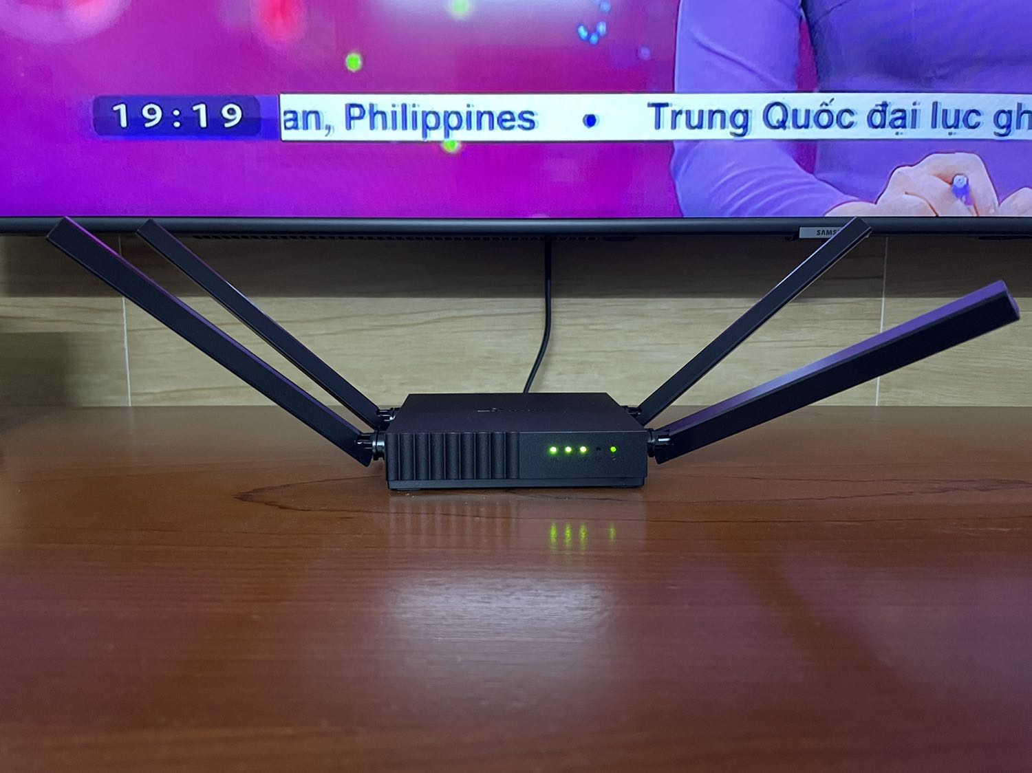 Sản phẩm chính hãng nguyên seal, router rất nhỏ gọn, lắp đặt cà kết nối cực kì đơn giản, đã *** thử 2 băng tầng thì cho kết quả rất chênh lệch, kết nối 2.4G đạt khoảng 10Mbps còn kết nối 5G đạt max băng thông khoảng 90Mbps. Kết nối có vẻ ổn định hơn router của nhà mạng.
Nhìn chung là hài lòng với sản phẩm, Tiki giao đúng hẹn, đóng gói cẩn thận. Sản phẩm chính hãng nguyên seal, router rất nhỏ gọn, lắp đặt cà kết nối cực kì đơn giản, đã *** thử 2 băng tầng thì cho kết quả rất chênh lệch, kết nối 2.4G đạt khoảng 10Mbps còn kết nối 5G đạt max băng thông khoảng 90Mbps. Kết nối có vẻ ổn định hơn router của nhà mạng.
Nhìn chung là hài lòng với sản phẩm, Tiki giao đúng hẹn, đóng gói cẩn thận.