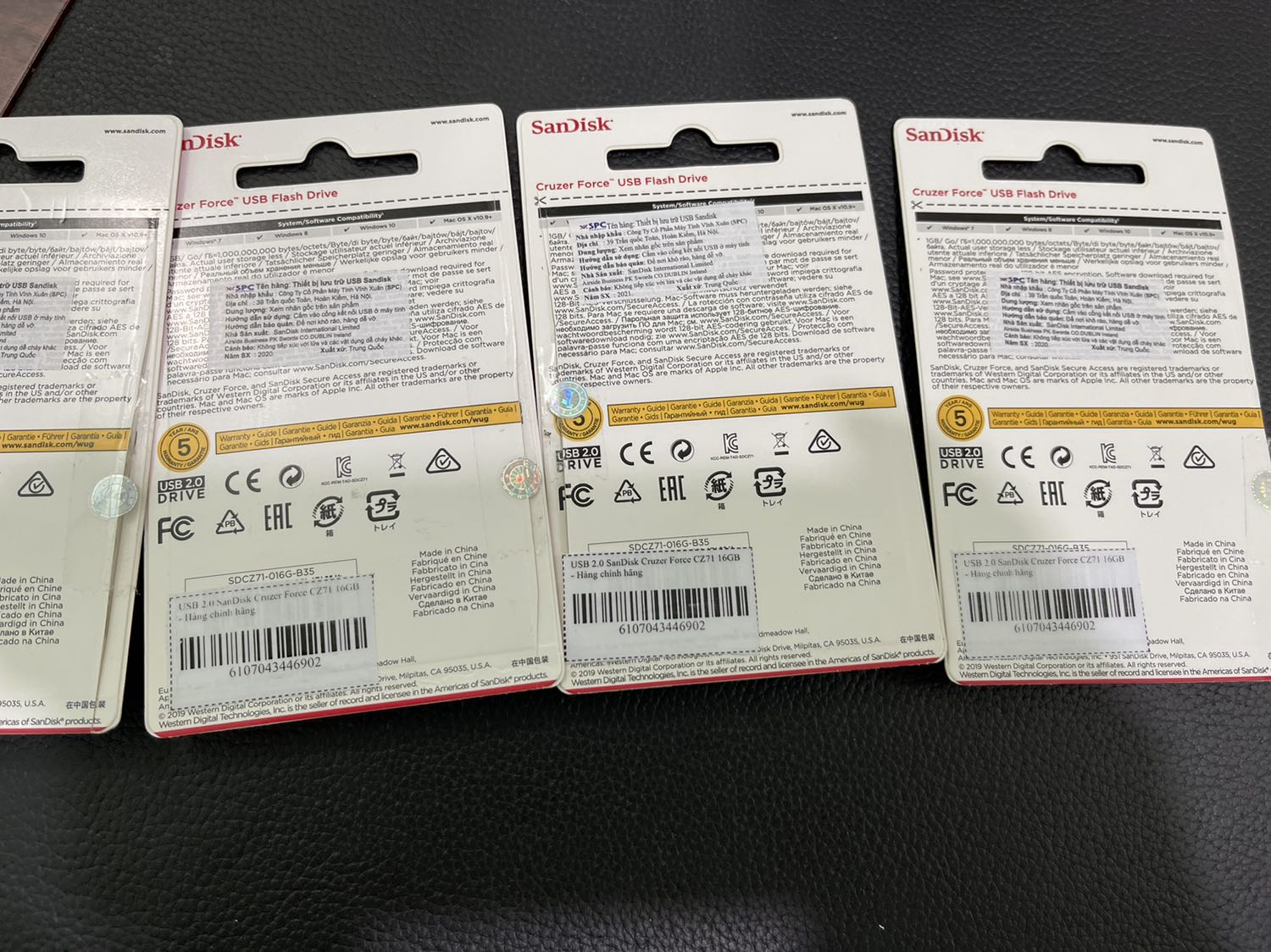 Mới đặt hàng lúc 4h chiều thứ 3 thì 10h sáng thứ 4 đã nhận được hàng. Tốc độ vận chuyển rất nhanh. USB thì đẹp như hình. Nhưng có điều thắc mắc là tại sao tất cả USB đều bị tháo bao bì ra vậy?