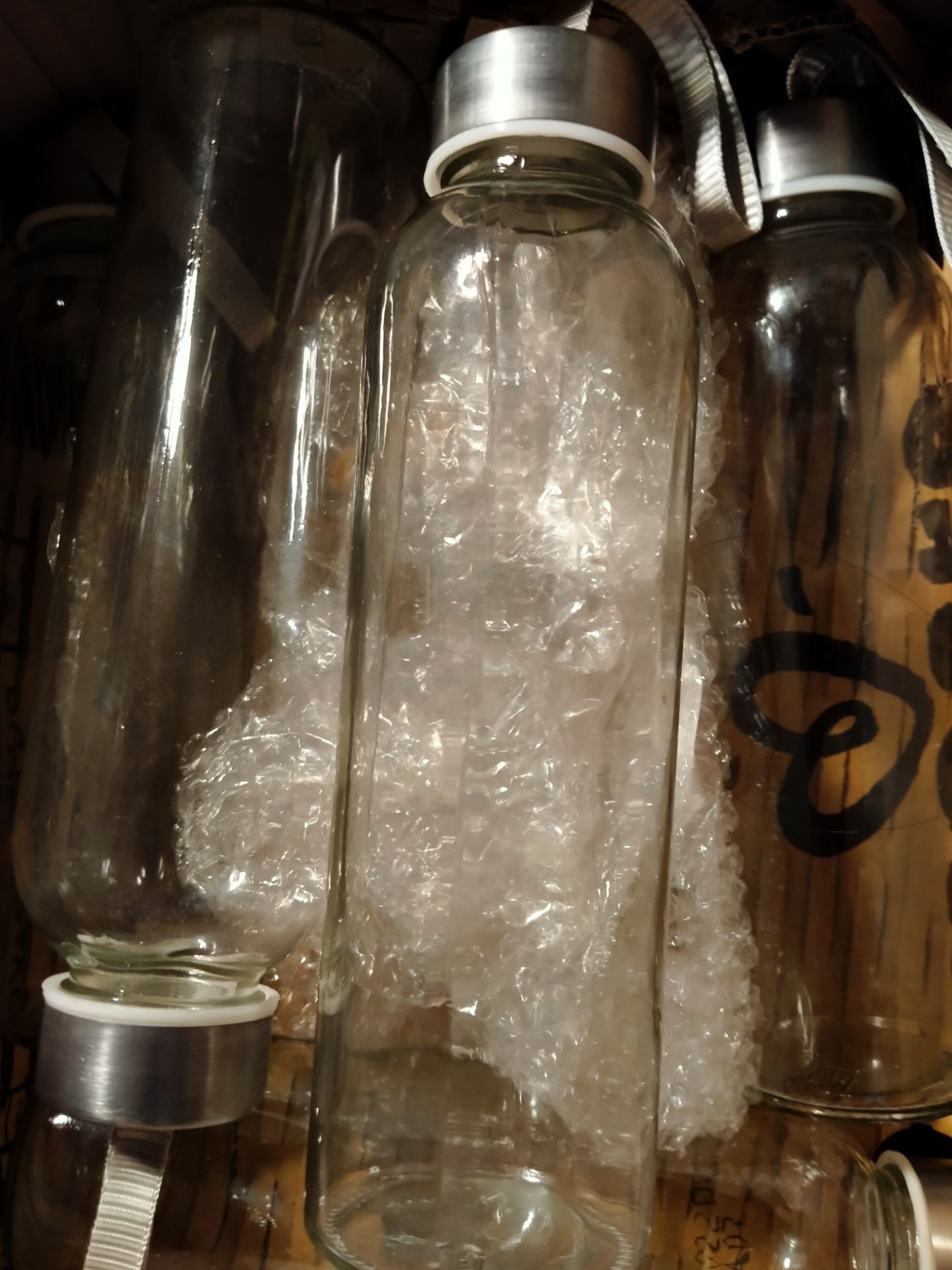 Mặt bình thủy tinh nhiều vết trầy, vết gấp rất xấu, không mượt. Bình cầm tay thì cảm nhận được thân bình bị méo, không tròn đều. Đế bình tự nhiên có 1 đường lằn in hình tròn, bình nào cũng có. Nói chung hình thức rất kém, bề mặt xấu, tay nghề người làm không tốt. Mình từng mua bình thủy tinh giá rẻ hơn nhưng hình thức rất đẹp, bề mặt khá mượt nên mình muốn trả hàng, hoàn tiền cho sản phẩm này