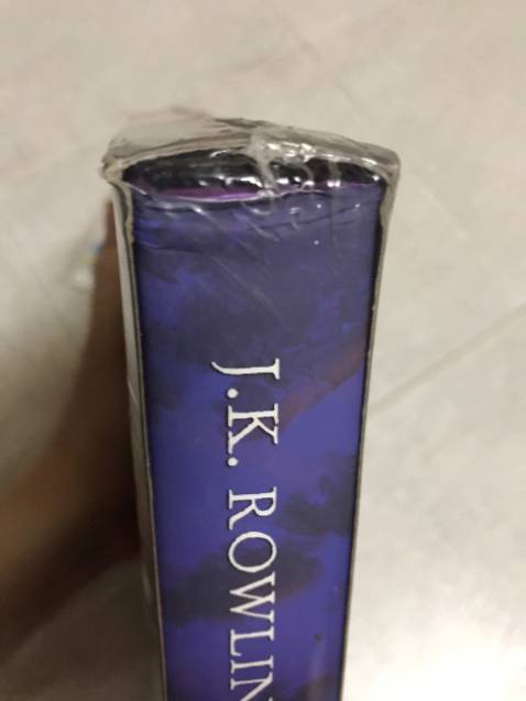 Đây là tổng hợp trải nghiệm sau 2 lần mình được giao sản phẩm này từ Tiki Trading:
Lần 1 (giao ngày 13/1/2022):
- Sản phẩm đã qua sử dụng, bị mất màng bọc của nhà xuất bản.
- Sách bị rách và dập nát ở nhiều vị trí.

Lần 2 (giao ngày 18/1/2022) (sau khi yêu cầu đổi trả):
- Sản phẩm bị dập nát ở nhiều vị trí và trông rất cũ.
- Mình đã yêu cầu đổi lại lần nữa. Tuy nhiên, sau hơn 3 ngày không thấy Tiki phản hồi từ lúc thu hồi sản phẩm, mình gọi lên *** Tiki thì được bạn nhân viên thông báo rằng Tiki đã tự ý hủy đơn và đang tiến hành thủ tục hoàn tiền với lý do hết hàng. Trong khi mình theo dõi từ ngày 18/1/2022 đến nay là 25/1/2022, thì sản phẩm vẫn còn sô lượng hơn 15 trên hệ thống. Như vậy đồng nghĩa toàn bộ sản phẩm này trong kho của Tiki đều bị lỗi dập nát tương tự nên không đủ điều kiện đổi mới cho mình.

Mình có đính kèm hình ảnh chi tiết lỗi của sản phẩm sau 2 lần giao hàng, bên Tiki vui lòng xem qua nhé!

Tiki các bạn rất vô lương tâm khi giao những sản phẩm kinh khủng này đến khách hàng. Toàn những sản phẩm hư cũ đầy lỗi ngoại quan, nhưng các bạn vẫn giao hết lần này đến lần khác. Đây không chỉ đơn thuần là vấn đề sản phẩm lỗi nữa, mà là hành vi bán hàng phi đạo đức, vì nó ảnh hưởng trực tiếp đến vấn đề thời gian và tiền bạc của khách hàng. Các bạn là nhà bán hàng hay những kẻ Iừa đảo?