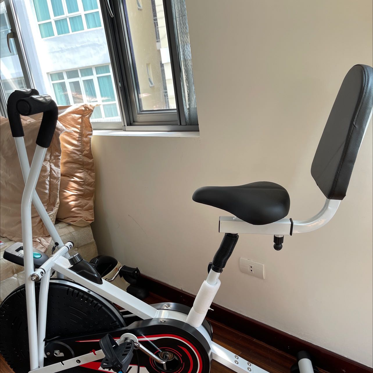 Xe thiết kế tay nắm xa quá đạp xe phải ngả người về phía trước rất mỏi!!! Nhà cung cấp khuyên đạp chân thì ngồi đạp đừng cầm tay nữa????. Lưng ghé tựa thì xa ghế ngồi cũng ko dựa được tiện dụng. Nói chung xe nhìn đẹp mà thiết kế chỗ ngồi và tay nắm phải chuẩn mực mới được. Chán