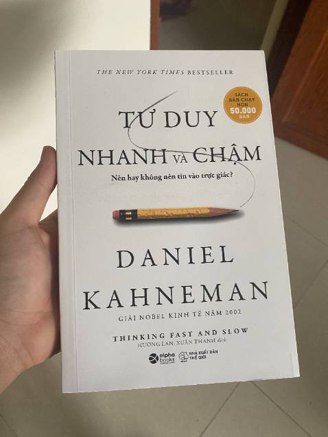 Chúng ta thường tự cho rằng con người là sinh vật có lý trí mạnh mẽ, khi quyết định hay đánh giá vấn đề luôn kĩ lưỡng và lý tính. Nhưng sự thật là, dù bạn có cẩn trọng tới mức nào, thì trong cuộc sống hàng ngày hay trong vấn đề liên quan đến kinh tế, bạn vẫn có những quyết định dựa trên cảm tính chủ quan của mình. Thinking fast and slow, cuốn sách nổi tiếng tổng hợp tất cả nghiên cứu được tiến hành qua nhiều thập kỷ của nhà tâm lý học từng đạt giải Nobel Kinh tế Daniel Kahneman sẽ cho bạn thấy những sư hợp lý và phi lý trong tư duy của chính bạn. Cuốn sách được đánh giá là “kiệt tác” trong việc thay đổi hành vi của con người, Thinking fast and slow đã dành được vô số giải thưởng danh giá, lọt vào Top 11 cuốn sách kinh doanh hấp dẫn nhất năm 2011. Alpha Books đã mua bản quyền và sẽ xuất bản cuốn sách trong Quý 1 năm nay. Thinking fast and slow dù là cuốn sách có tính hàn lâm cao nhưng vô cùng bổ ích với tất cả mọi người và đặc biệt rất dễ hiểu và vui nhộn.

Đã có rất nhiều cuốn sách nói về tính hợp lý và phi lý của con người trong tư duy, trong việc đánh giá và ra quyết định, nhưng Thinking fast and slow được Tạp chí Tài chính Mỹ đánh giá là “kiệt tác”.

Bạn nghĩ rằng bạn tư duy nhanh, hay chậm? Bạn tư duy và suy nghĩ theo lối “trông mặt bắt hình dong”, đánh giá mọi vật nhanh chóng bằng cảm quan, quyết định dựa theo cảm xúc hay tư duy một cách cẩn thận, chậm rãi nhưng logic hợp lý về một vấn đề. Thinking fast and slow sẽ đưa ra và lý giải hai hệ thống tư duy tác động đến con đường nhận thức của bạn. Kahneman gọi đó là: hệ thống 1 và hệ thống 2. Hệ thống 1, còn gọi là cơ chế nghĩ nhanh, tự động, thường xuyên được sử dụng, cảm tính, rập khuôn và tiềm thức. Hệ thống 2, còn gọi là cơ chế nghĩ chậm, đòi hỏi ít nỗ lực, ít được sử dụng, dùng logic có tính toán và ý thức. Trong một loạt thí nghiệm tâm lý mang tính tiên phong, Kahneman và Tversky chứng minh rằng, con người chúng ta thường đi đến quyết định theo cơ chế nghĩ nhanh hơn là ghĩ chậm. Phần lớn nội dung của cuốn sách chỉ ra những sai lầm của con người khi suy nghĩ theo hệ thống 1. Kahneman chứng minh rằng chúng ta tệ hơn những gì chúng ta tưởng: đó là chúng ta không biết những gì chúng ta không biết!

Cuốn sách đặc biệt đã dành được vô số giải thưởng danh giá: Sách khoa học hay nhất của Học viện Khoa học Quốc gia năm 2012, được tạp chí The New York Times bình chọn là sách hay nhất năm 2011, một trong những cuốn sách kinh tế xuất sắc năm 2011, chiến thắng giải thưởng cuốn sách được quan tâm nhất năm 2011 của tạp chí Los Algeles… Thinking fast and slow đáp ứng hai tiêu chí của một cuốn sách hay, thứ nhất nó thách thức quan điểm của người đọc, thứ hai, nó không phải là những trang sách với những con chữ khô cứng mà nó vô cùng vui nhộn và hấp dẫn. Không nghi ngờ gì nữa, đây là cuốn sách hàn lâm dành cho tất cả mọi người.!