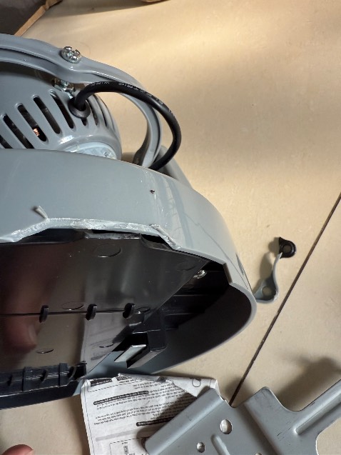 Thùng móp méo, quạt bị bể. Shop giao ha hf ko đạt chất lượng