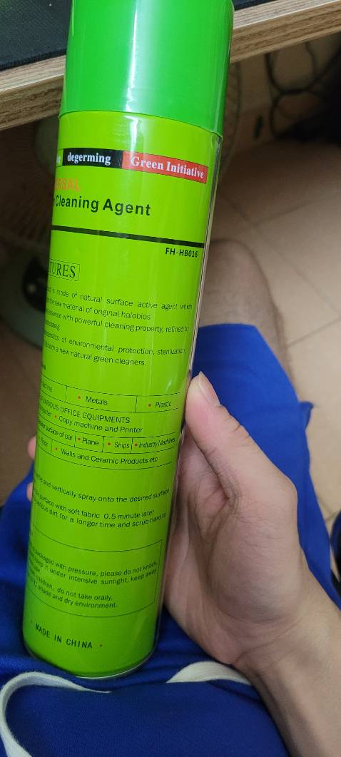không dám xịt lên màn hình sợ ảnh hưởng tấm nền nên xịt vào khăn rồi lau cho chắc
chai toàn chữ tiếng anh 
khối lượng nặng nha dung tích 650ml
nó ghi có thể xịt lên dàn áo xe với mấy cái bình ly inox đc nhưng mà chưa thử