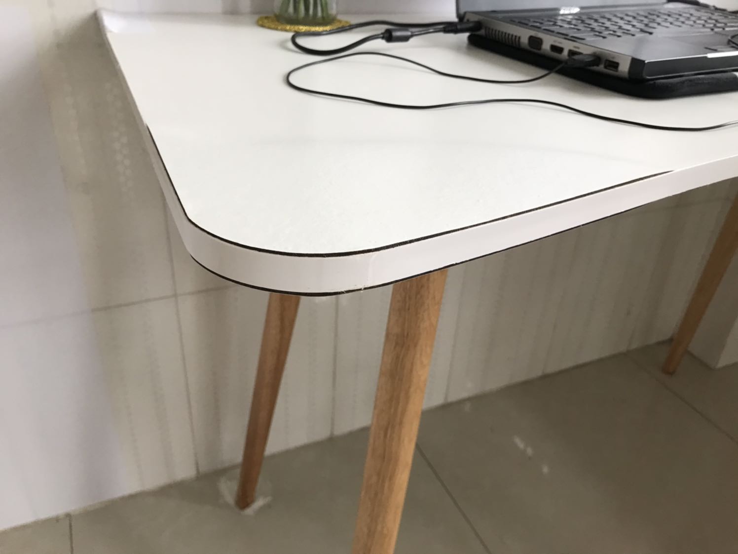 Khuyên mọi người đừng nên mua hàng, sản phẩm cực kì tệ, hàng lỗi mà dám đem giao có khách hàng, mép bàn bị téc và sơn lỗi phù lên như thấm nước lâu ngày, cạnh bên kia thì bị gãy 1 góc, chân bàn thì bị kênh cả 2 bên ( mọi người nhìn hình thì sẽ rõ). Ko biết shop nghĩ gì khi đóng gói 1 sản phẩm lỗi chất lượng và độ hoàn thiện kém như thế này để giao cho khách hàng, mình khuyên mọi người ko nên bỏ tiền ra để mua hàng của shop vì đơn giản là bán hàng ko có tâm ( đem sp lỗi đóng gói và giao cho khách hàng, quá thất vọng)