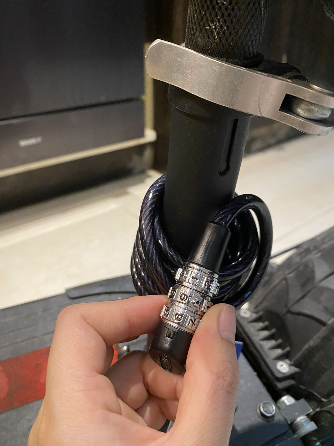 3 ngày giao hàng đã tới rồi khoá rất chắc chắn xịn xò ,hỏi trên phố Thuốc Bắc bán 250k mà con chảnh k muốn bán mua trên đây vừa nhanh rẻ.Nhưng mình muốn đổi mã số mà không biết nhắn vào đâu để được giải đáp đây shop ơi