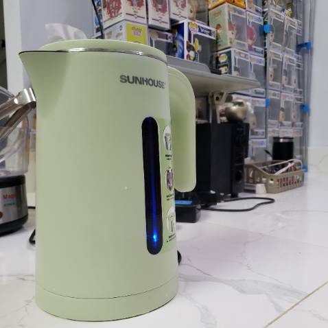 Ưu điểm:
- Màu sắc mint trang nhã, làm đẹp thêm không gian phòng
- Bình đun sôi nhanh, mất khoảng 4phút để làm sôi hơn nửa bình
- Chất liệu lớp bên trong là inox 304 an toàn, đúc liền đáy nên sẽ ko bị rò rỉ nước
- Giá thành phù hợp và cạnh trạnh so với các sp khác cùng loại
Điểm cần khắc phục:
- Nắp bình còn lỏng, khi đậy lại nếu ko để ý nắp rơi mạnh xuống, về lâu dài có thể làm hỏng phần gập, nên khi sử dụng chú ý đậy từ từ
- Phần thân và đế vẫn không khớp hoàn toàn, còn hơi lỏng lèo, có lẽ do cấu tạo về  chiều cao của bình cũng gây ảnh hưởng tới phần khớp này
- Không có vạch để dung tích dù có phần trong nhìn nước bên trong, những cũng còn mờ, chủ yếu thấy đèn led thôi