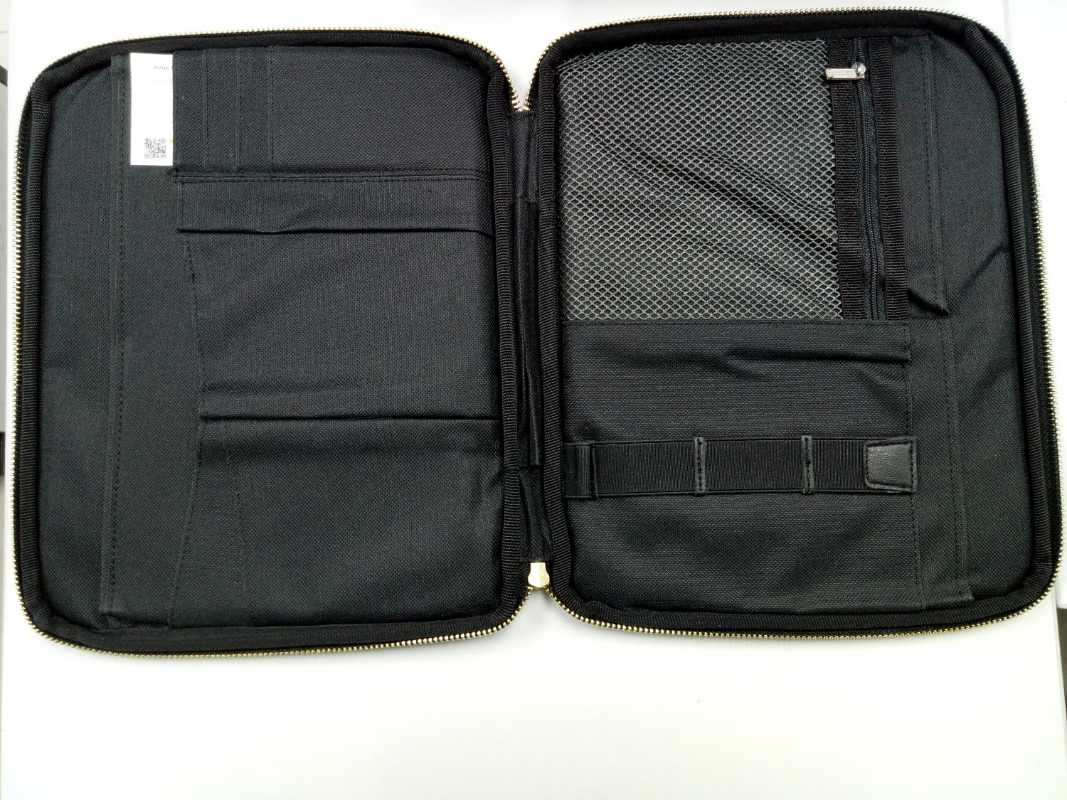 Chất liệu da tốt, dây kéo chắc chắn. Nhiều ngăn chứa được nhiều vật dụng. Kích thước vừa vặn, thiết kế sang trọng. Lần sau mình sẽ ủng hỗ shop