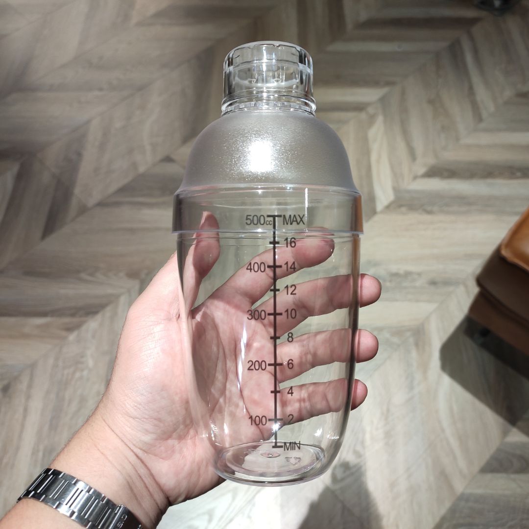 Bình chắc tay. Nhựa trong, cứng cáp, độ hoàn thiện tương đối. Chưa dùng lâu dài nên chưa rõ có bền không.