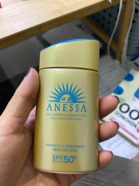 Giao nhanh, còn hsd 2 năm. Kcn này là chân ái của mình rồi nên ko phải nói nhiều về chất lượng nữa. Riêng hàng tặng kèm hơi thất vọng, tuýp tặng ko giống quảng cáo (chắc hết quà), còn cái ly cũng chẳng xịn sò gì, xoàng xoàng mà hét quà tới 300 mấy, điêu…