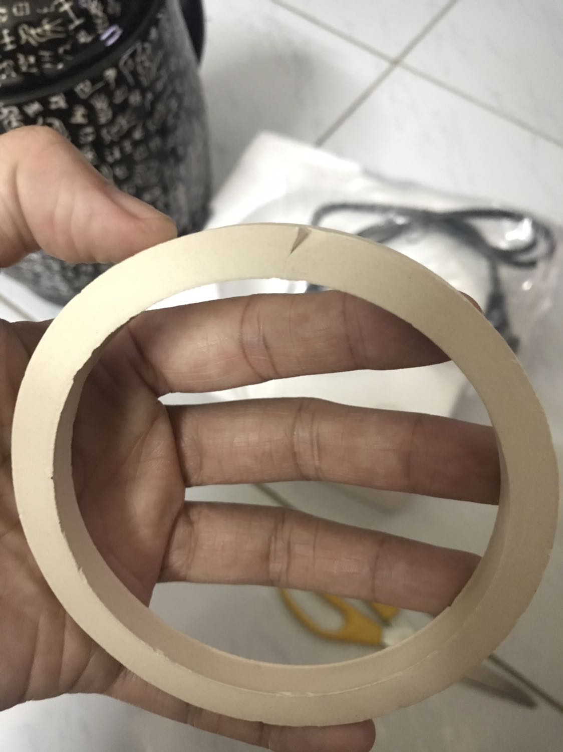 Vừa nhận dc hàng, hàng đẹp như hình luôn nhưng có điều là caia vòng sứ bên trong lại bị nứt