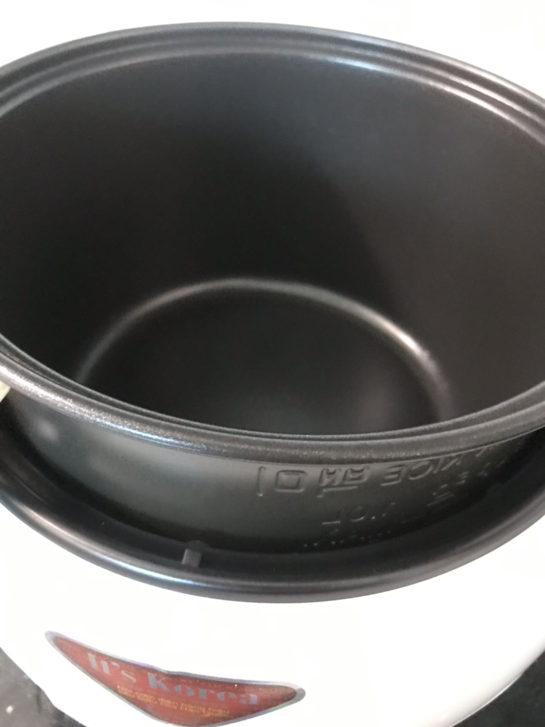 Với giá 699k là giá ổn..
Nồi có vẻ to nhưng cầm lên ko hề nặng.
Nắp nồi hơi khó ấn.. nghĩa là phải dùng lực 1 chút nếu k để ý thì nó k vào nấc.
Vì xunh quanh nồi là nhựa lên khi mới dùng vẫn còn mùi. Như những nồi 1,8 2 lít thì ngta dùng nhôm xung quanh.
Nhưng nồi này là nhựa ( phần quanh mâm nhiệt ý)
Nấu thử 1 bơ gạo.. 20p là chuyển sang warm. Tổng thời gian chín cơm tầm từ 30p đổ lên..
Trên web thông tin là 1 lít, nhưng trên vỏ thông số là 1,08 lít. Chênh lệch k đáng kể
Tiết kiện điện năng là 3 Sao khá ổn với những nồi cùng giá tiền.?
Có kèm 1 cái cốc nhựa đong.. nhưng với người việt mình chắc là thứ vô dụng rồi ?
Nấu cơm xong thì ko có mùi nhựa như ban đầu cắm thử.

Điểm trừ 
- Ko có giá hấp.
- Mình đun nước thử trc thì có mùi nhựa.
- Ko có chỗ cắm thìa cơm.