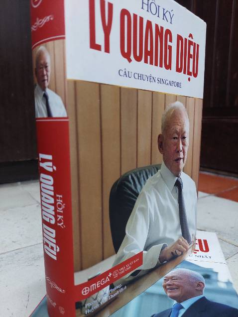 Phần đầu cuốn hồi ký là những miêu tả về gia đình, những năm tháng tuổi trẻ thời tiền chiến, Nhật chiếm đóng cho đến khi học tập tại Anh quốc rồi kết hôn, những năm tháng đã định hình tính cách, tư tưởng khuynh hướng chính trị của Lý Quang Diệu.
Phần còn lại là giai đoạn hoạt động chính tri từ lúc bắt đầu tham gia các hoạt động công đoàn, thành lập đảng chính trị, dẫn dắt PAP trong các cuộc đấu tranh chính trị liên tục cho đến khi trở thành thủ tướng của một nước Sigapore độc lập tháng 8/1965. Đây là giai đoạn mà tôi tóm gọn trong 2 chữ “Hợp – Tan”.
Ban đầu, PAP liên hợp với những người *** lực lượng có ảnh hưởng rất lớn đối với các nghiệp đoàn cũng như nhiều nhóm người Hoa để nắm *** vào năm 1959.
Đứng trước nguy cơ một nước Sigapore độc lập bị kiểm soát bởi ***, PAP đấu tranh không thương tiếc hay “ thanh toán lẫn nhau “ như cách dùng từ của Lee để phân ly khỏi phe *** và đưa Singapore hợp nhất vào một liên bang Malaysia dân chủ, ***, phi ***.
Sau cùng mắc kẹt trong những mâu thuẫn sắc tộc không thể hòa giải giữa người Malay người Hoa, khi cuộc đấu tranh với những người Malay cực đoan trong đảng cầm quyền UMNO (Tổ chức dân tộc đoàn kết Malaya) không đem lại kết quả, PAP lại lựa chọn tách ra.
“Câu chuyện Singapore” hay câu chuyện của Lý, của PAP một câu chuyện sống động và cuốn hút.