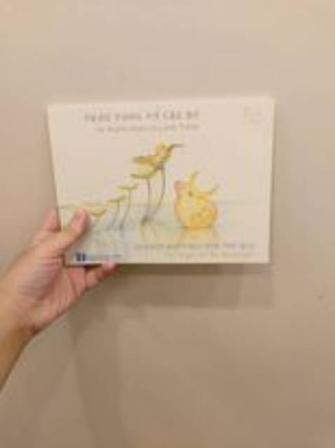 Sách in đẹp , chất lượng giấy tốt. Hình ảnh trong sách nhìn cực rõ mà còn đáng iu nữa.
Nội dung có những hình ảnh ở Việt Nam nên cảm thấy rất gần gũi và quen thuộc. Chú Pig Moon và cậu bé cũng rất ư là đáng iu càng nhìn càng iu á. 
Nói chung là cực kì thích cho 5 sao lun :>>