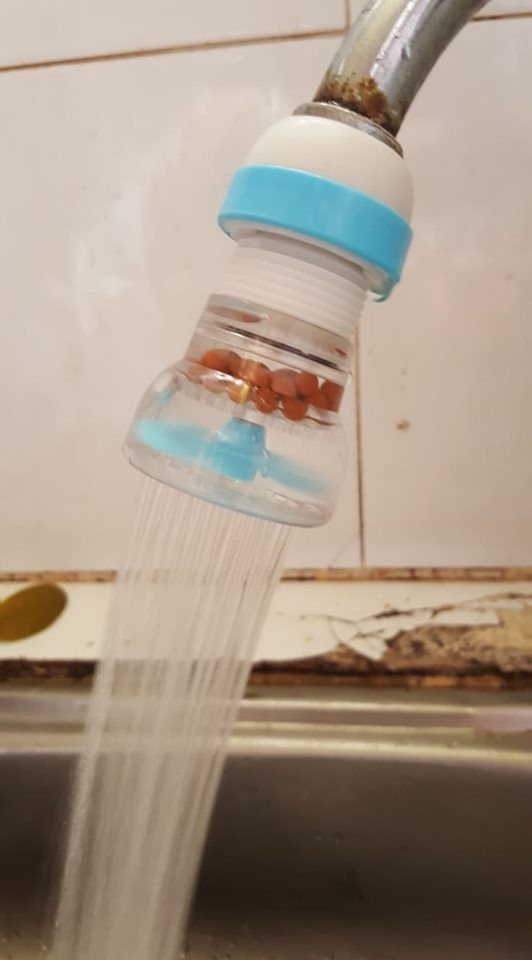 Đã mua và dùng thử, rất ổn cho vòi nước nhà mình. Nước không bắn tung tóe nữa và quan trọng là nhìn cũng rất chi là dễ thương.
Tụi nhỏ nhà mình chạy ra chạy vào ngó miết