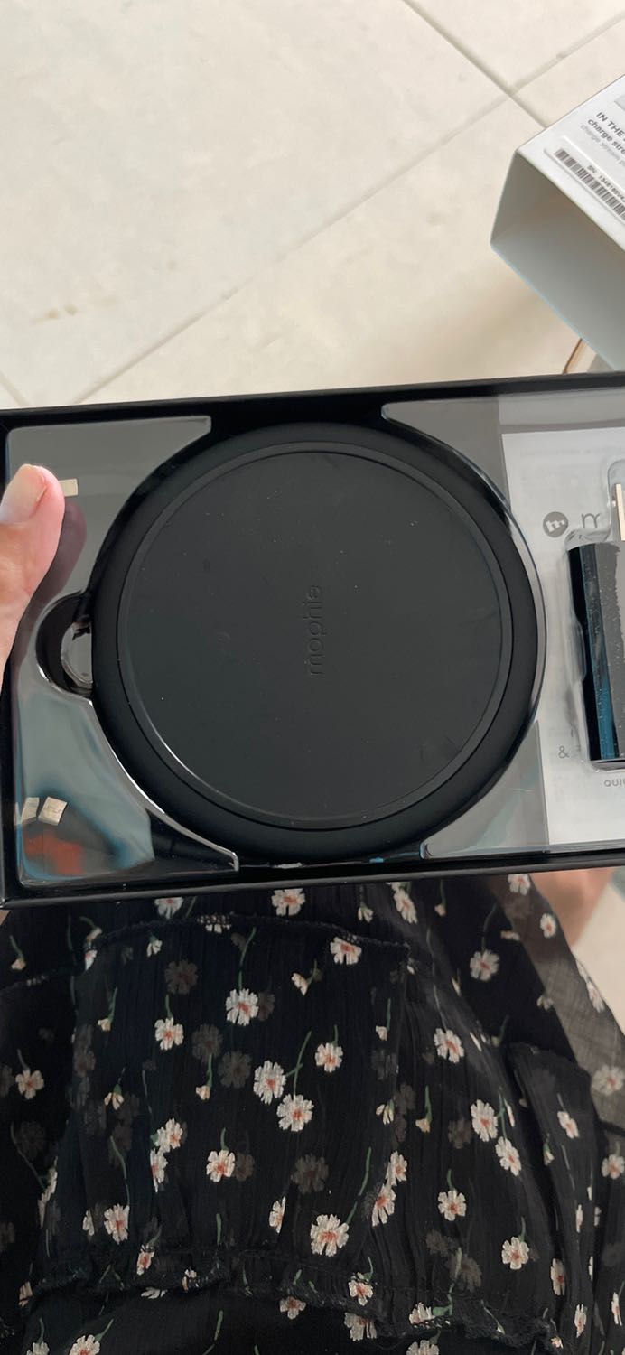 Hàng như đã được khui ra và xài qua rồi sạc rất dơ và xước nhiều chỗ đóng gói hàng sơ xài ko có bao chống va đập trong khi đây là hàng điện tử dù có hộp nhưng vẫn nên đóng gói kĩ để khách hàng yên tâm chứ