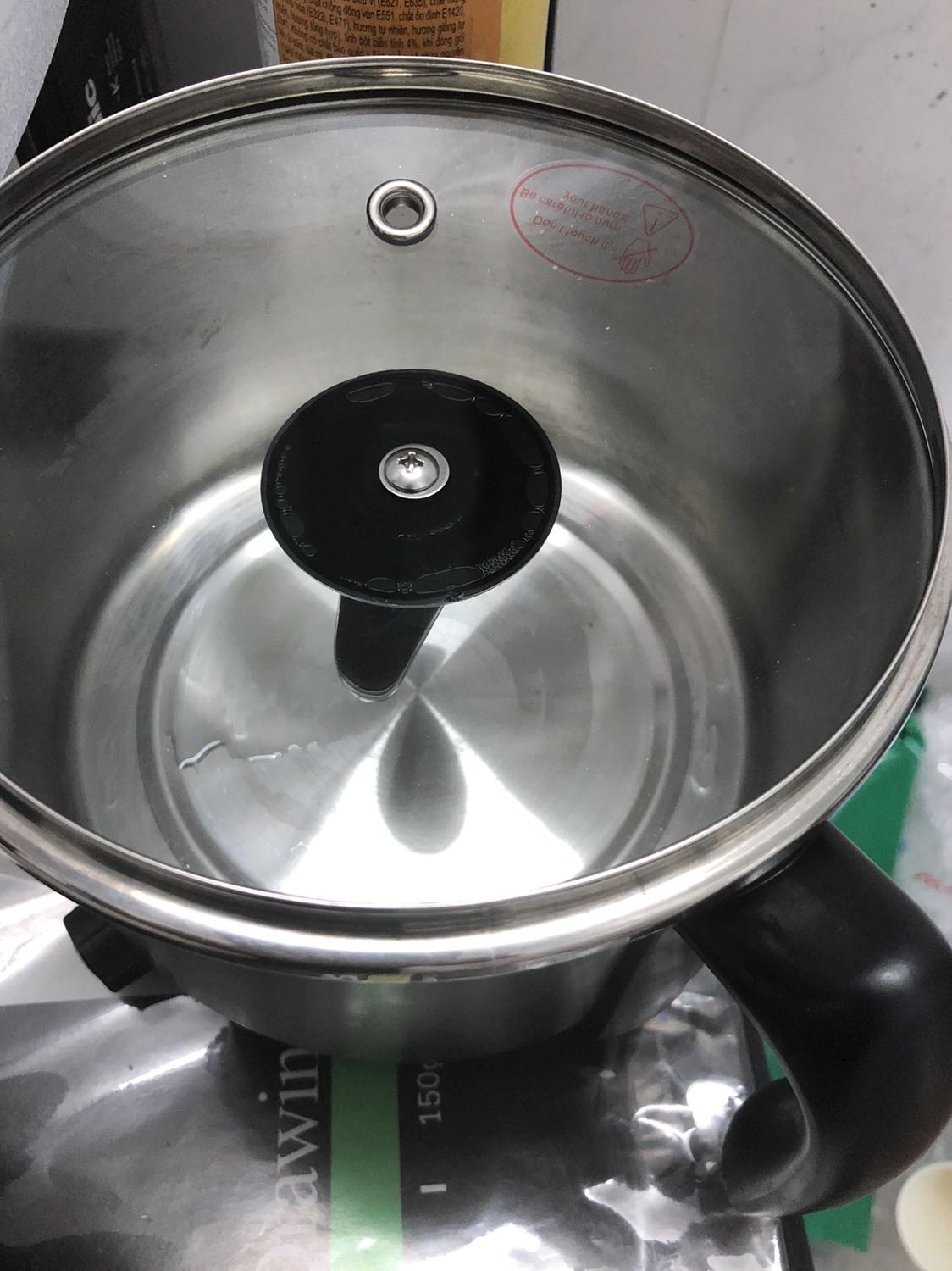 Nồi có thể nấu canh hoặc nấu lẩu thì được thôi, còn chiên và xào thì không nha. Chiên gà được một lần nó dính đáy nồi và ngưng luôn, phải đợi nó lên điện lại. Nên khuyến khích chỉ nấu lẩu hoặc canh ( những dạng đun thôi nhé ) . Kinh nghiệm đã dùng