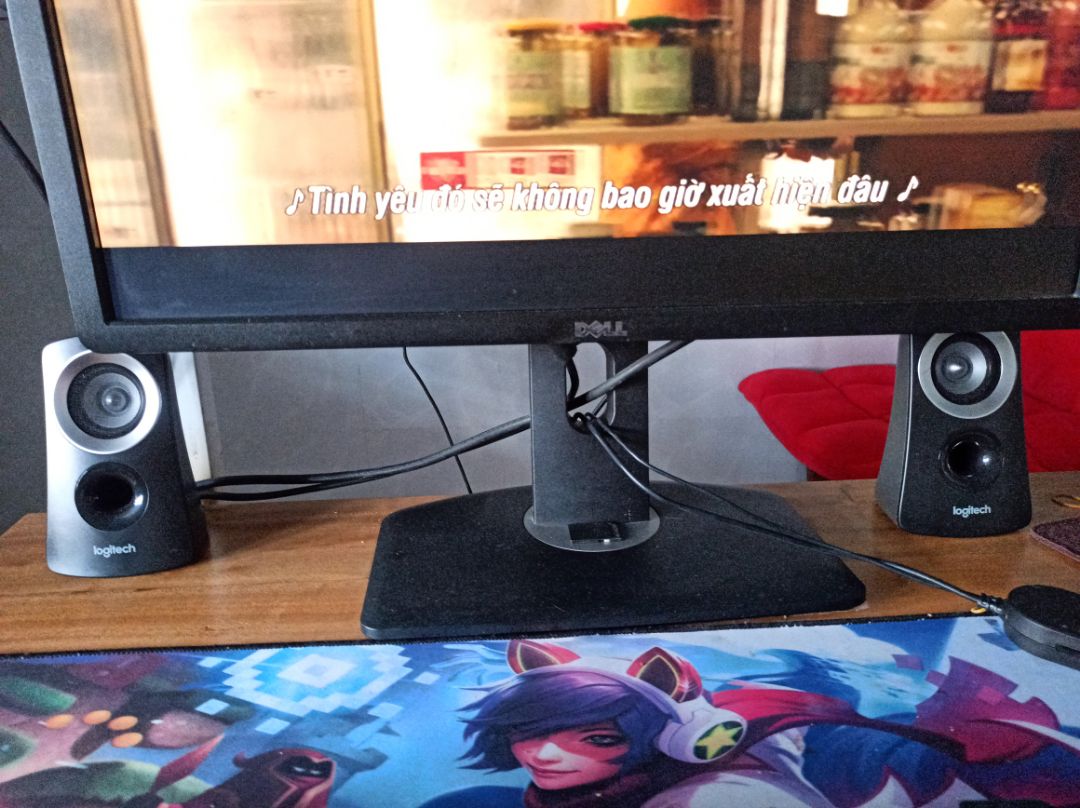 Mình mua loa này với giá 700k hồi giữa tháng.  Sau một thời gian dùng mình có chút nhận xét như sau:
Thiết kế: 2 loa vệ tinh, 1 loa chính, 1 điều khiển có dây. 
Kết nối: chỉ đúng duy nhất jack kết nối AUX 3.5mm, không bluetooth, không usb, không thẻ nhớ
Chất âm: ngoài Bass là ưu điểm ra thì không còn ưu điểm gì nữa vì âm bass lấn hết mọi âm thanh khác..mid, treble gì cực chán. Thế nên nghe nhạc nhẹ, nghe tin tức hay phim gì mà có nhiều thoại thì âm vocal nghe rất nhỏ. Loa này phù hợp nghe nhạc edm, sôi động, phim đánh đấm, cháy nổ kỹ xảo thôi.

Âm lượng: đối với mình là ổn, khá to nhưng chỉ to khi dùng với máy tính. Còn kết nối với điện thoại thì âm lượng siêu nhỏ (vì loa này công suất lớn nên điện thoại không đủ lực để tải âm thanh)

Sau nửa tháng dùng liên tục thì tai mình cũng thích ứng được với loa, thế nên giờ cũng ráng dùng.

Tổng điểm: 6/10 cho tổng thể

Các bạn nên cân nhắc khi mua loa này, theo mình nghĩ thì vẫn còn nhiều loại loa có chất âm tốt hơn trong phân khúc giá này.